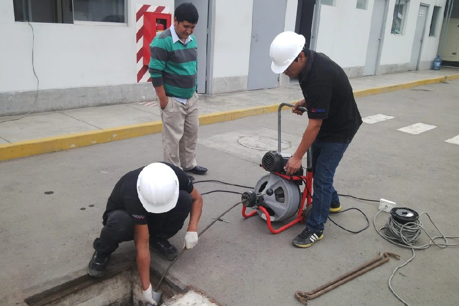 Desatoro de tuberías servicio