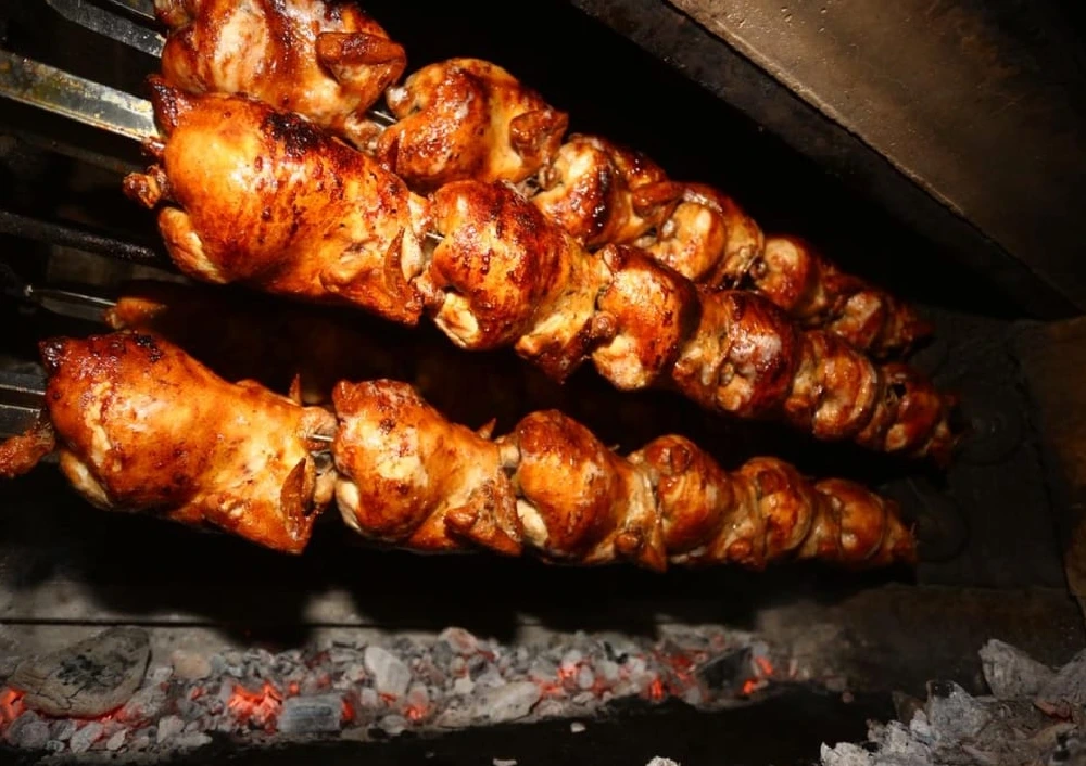 equipo para cocinar el pollo a la brasa