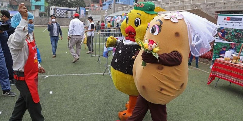 ganancia de persona disfrazada de pollo