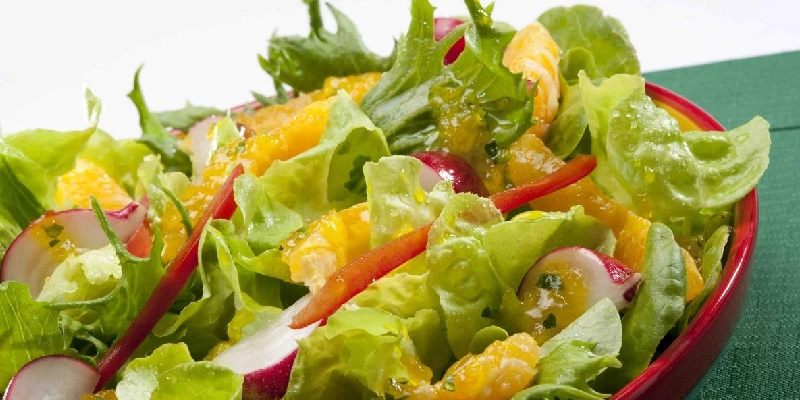haciendo una ensalada de polleria haciendo una ensalada de polleria