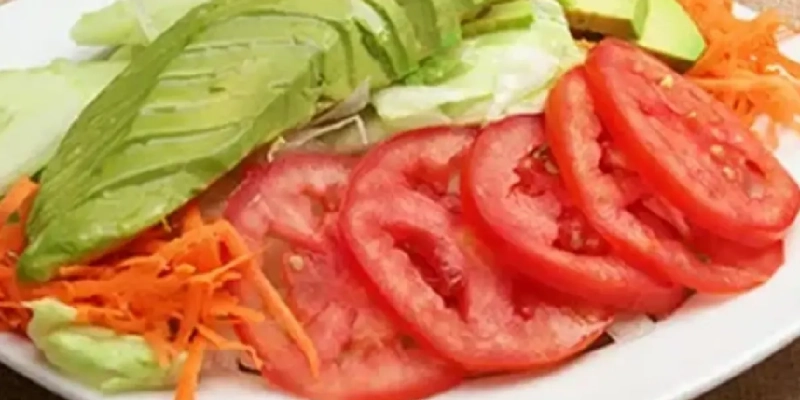 haciendo ensalada de polleria haciendo ensalada de polleria