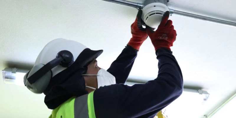 trabajador colocando un detector