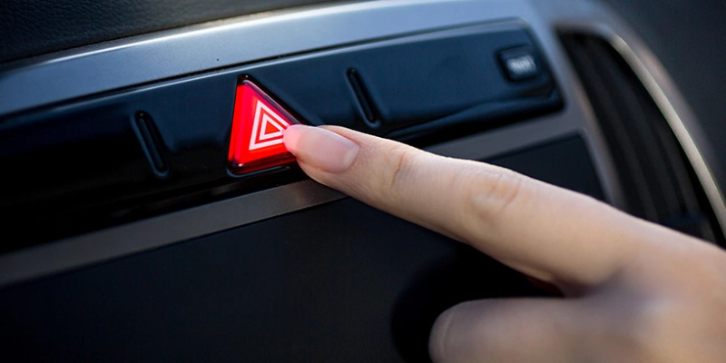 luces de emergencia en automóvil beneficios