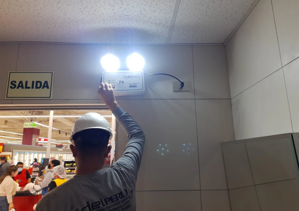 luces de emergencia de edificio cómo funcionan