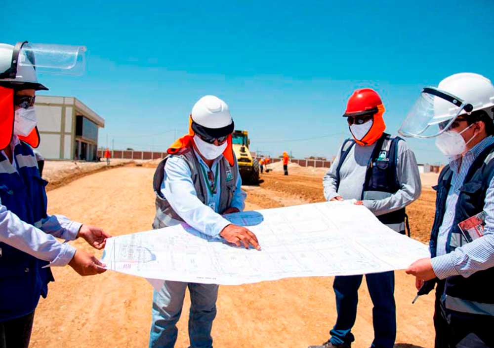 Ingenieros Revisando Planos de Construcción